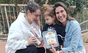 חן לוגסי (משמאל) ואחותה אפרת מחלקות אוכל לילדי הגן (צילום: באדיבות חן לוגסי)