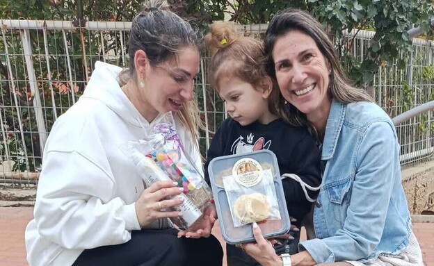 חן לוגסי (משמאל) ואחותה אפרת מחלקות אוכל לילדי הגן (צילום: באדיבות חן לוגסי)