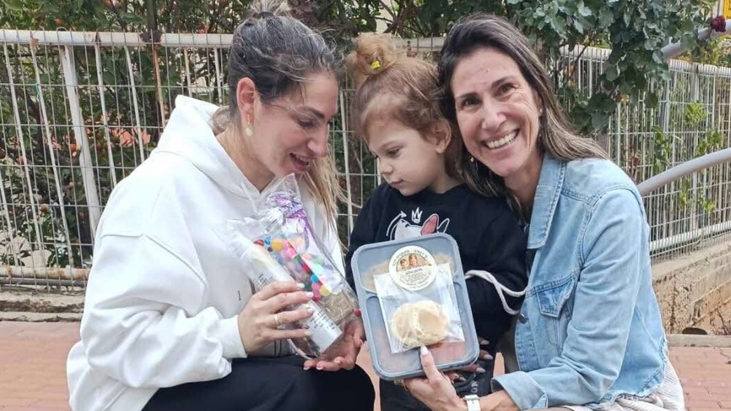 חן לוגסי (משמאל) ואחותה אפרת מחלקות אוכל לילדי הגן