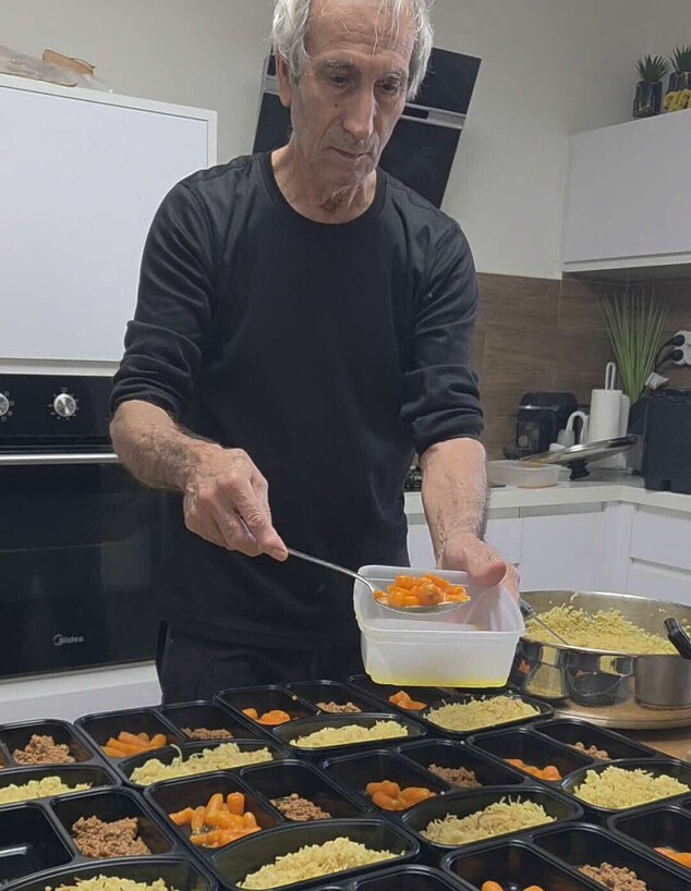 סבא יהודה מכין אוכל לילדי הגן