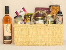 רנטו חנות יין ומעדנייה. יסוד המעלה (צילום: טלי רז) רנטו חנות יין ומעדנייה. יסוד המעלה (צילום: טלי רז)