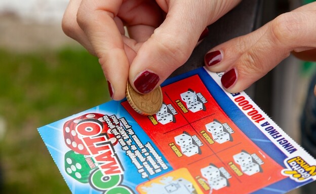 כרטיס גירוד, לוטו (צילום: Antonio Gravante, shutterstock)