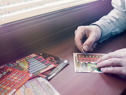 קנתה 4 כרטיסי גירוד ביום אחד - וזכתה בכולם