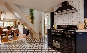 מטבח עם אריחי סאבוויי (צילום: shutterstock_Mike_Higginson)