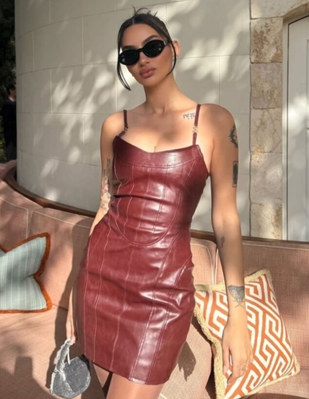 פרידה בשמלת עור