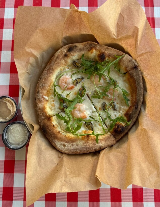 פיצה פירות ים אישית עם רוטב שמנת יין. דאני'ז מודיע פיצה פירות ים אישית עם רוטב שמנת יין. דאני'ז מודיע