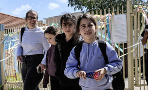 ילדים יוצאים מבית ספר יסודי במועצה האזורית חוף אשקלון, 16.3.2026 (צילום: צפריר אביוב, פלאש 90)