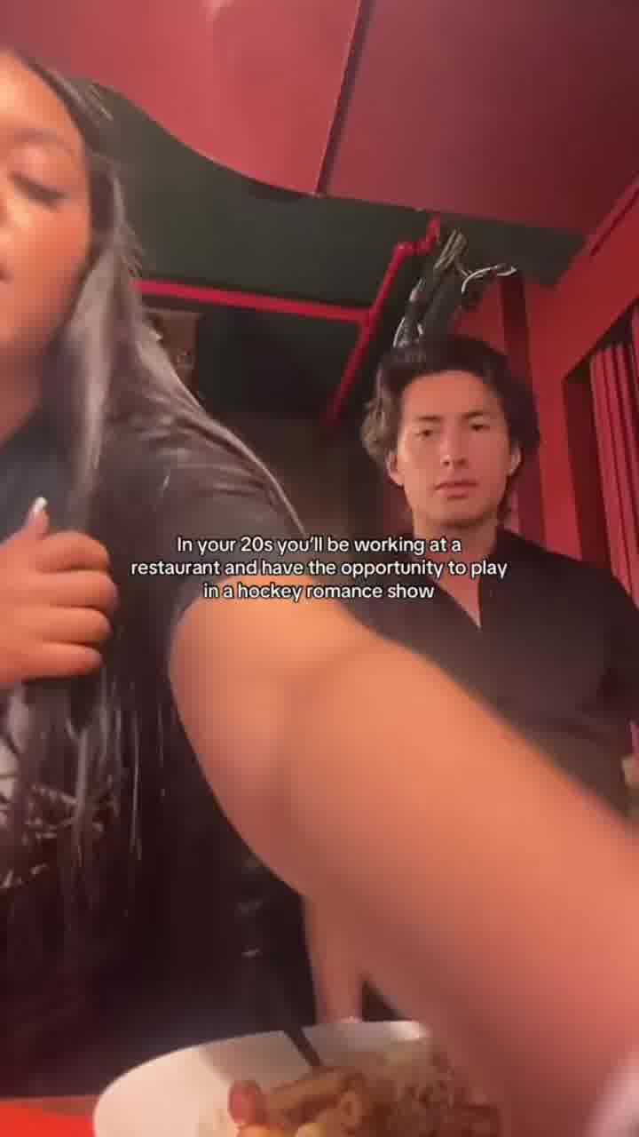 המעריצים משתגעים מסרטון רק 
מלפני שנה של האדסון וויליאמס
("יריבות לוהטת") כשהיה מלצר