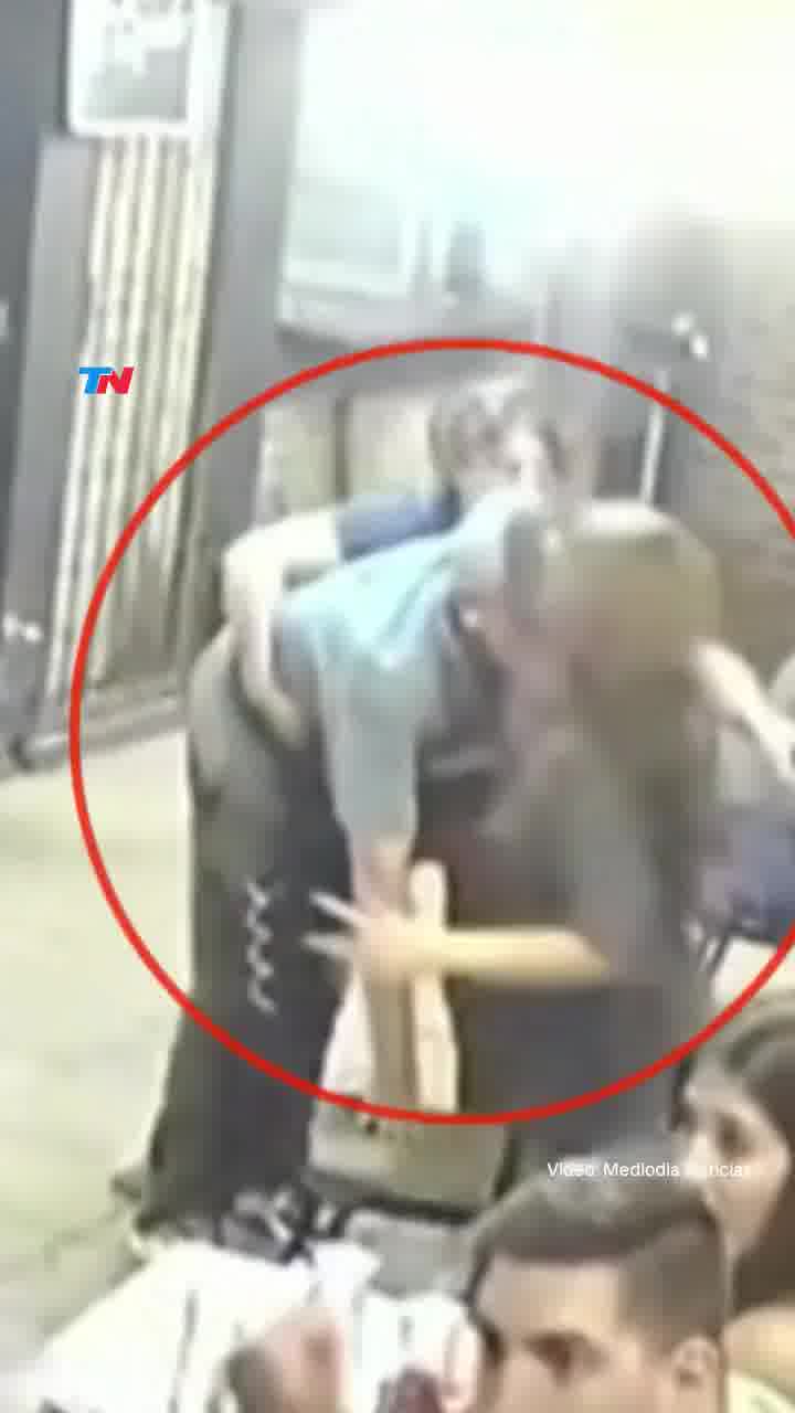 גבר שביקר במסעדה בעיר קורדובה בארגנטינה נחנק במהלך הארוחה, בעל המקום הציל את חייו