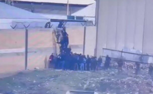 המוני שב"חים חוצים את הגדר לישראל