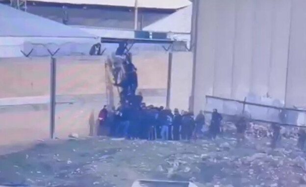 המוני שב"חים חוצים את הגדר לישראל