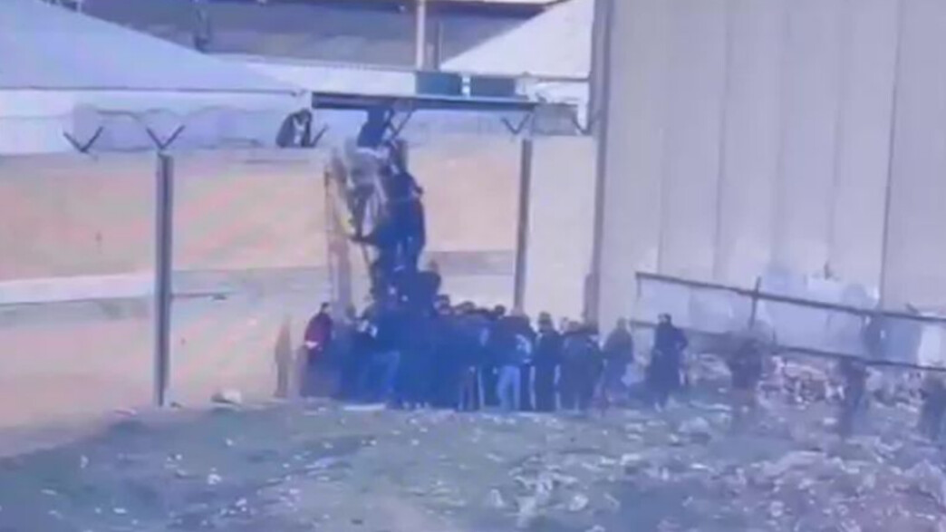 המוני שב"חים חוצים את הגדר לישראל