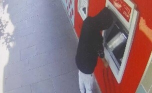 החשוד בשעת מעשה ממצלמות אבטחה (צילום: דוברות המשטרה)