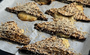 בורקס של פסח (צילום: יעל קצב, mako אוכל)