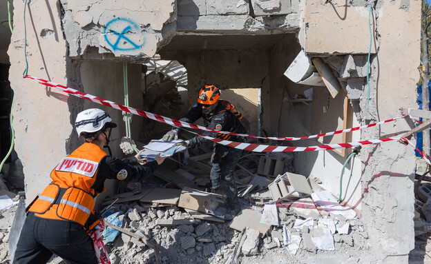 הנזק בזירת הפגיעה בדימונה (צילום: לירון מולדובן, פלאש 90) הנזק בזירת הפגיעה בדימונה (צילום: לירון מולדובן, פלאש 90)