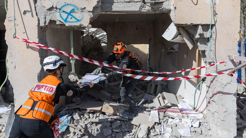 הנזק בזירת הפגיעה בדימונה הנזק בזירת הפגיעה בדימונה