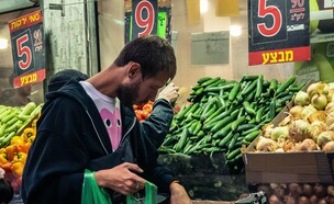 חנות ירקות ליד שוק לוינסקי בתל אביב, 13.3.2026 (צילום: Jose HERNANDEZ Camera 51, shutterstock)