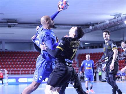 מוסינדי עולה לשער (צילום: הדר ואן קולא, איגוד הכדוריד) (צילום: ספורט 5)