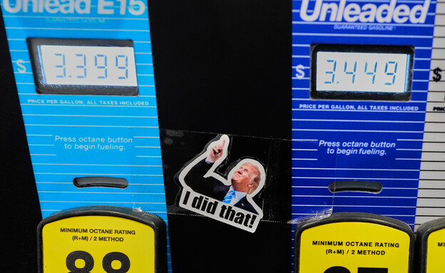 מדבקה בדמותו של הנשיא דונלד טראמפ על משאבת דלק