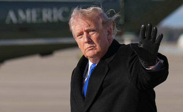 נשיא ארצות הברית, דונלד טראמפ, מנפנף לשלום עם הגעת