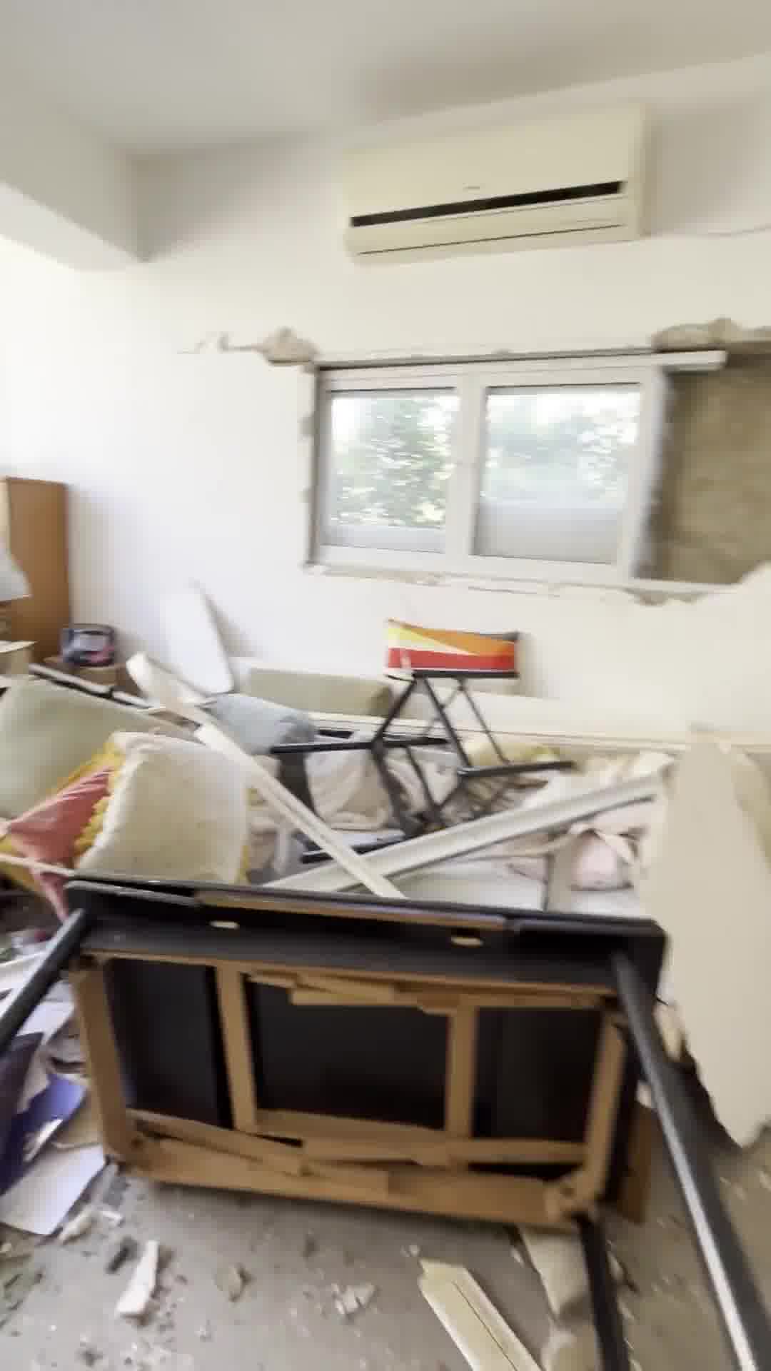 ״חלק מהאוטו עף לתוך הסלון שלנו!": בזכות הירידה למקלט אורנה ניצלה מפגיעת הטיל הבוקר בתל אביב