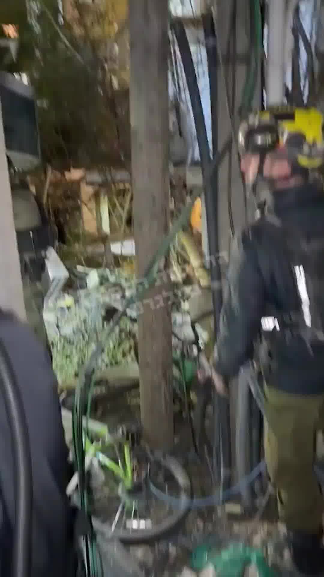 עשרות תושבי בני ברק מתעדים את ההרס בזירת הנפילה