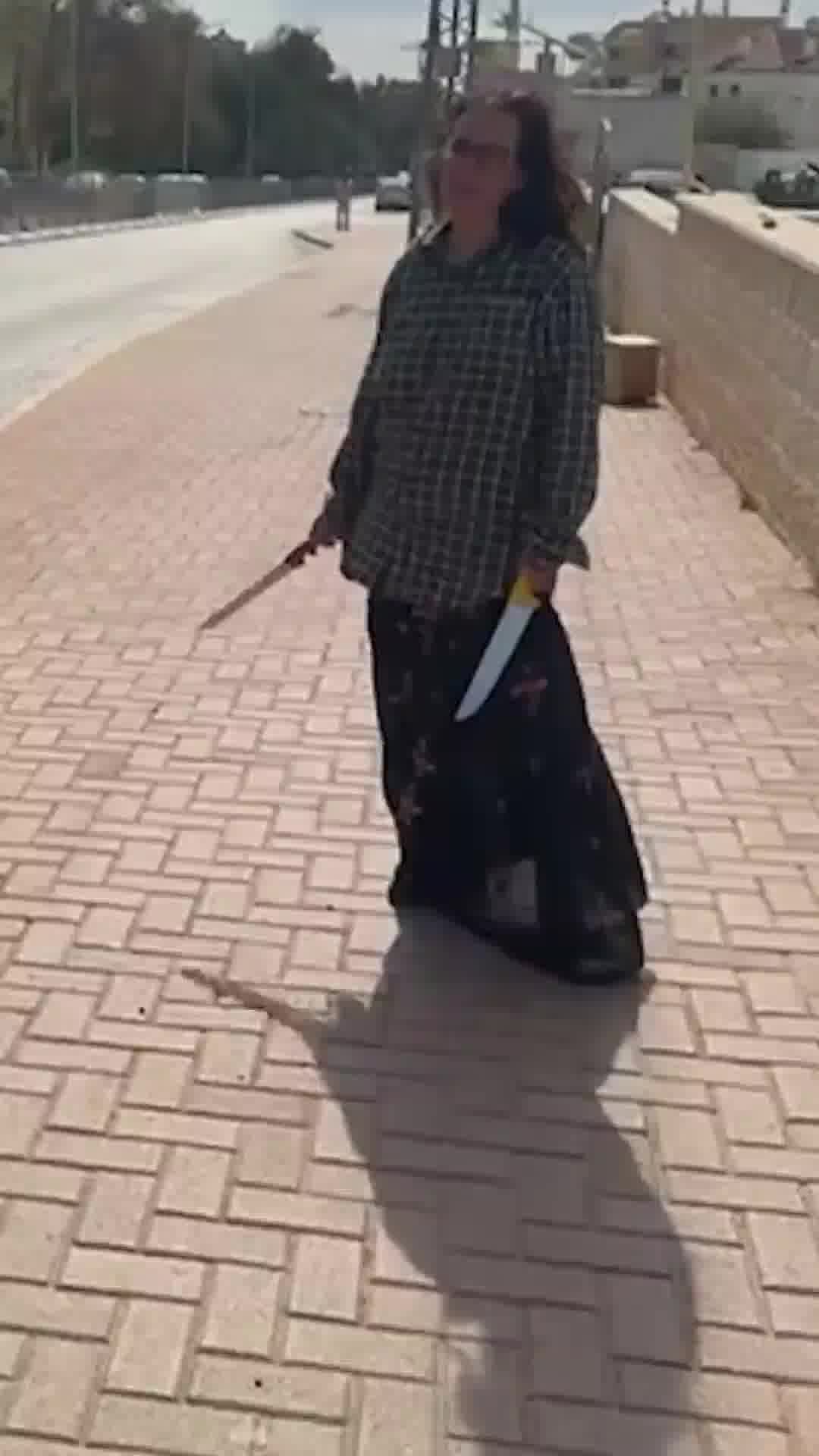 אישה רצה עם סכינים שלופות ותוקפת אנשים באמצע הרחוב: התיעוד המפחיד מבאר שבע