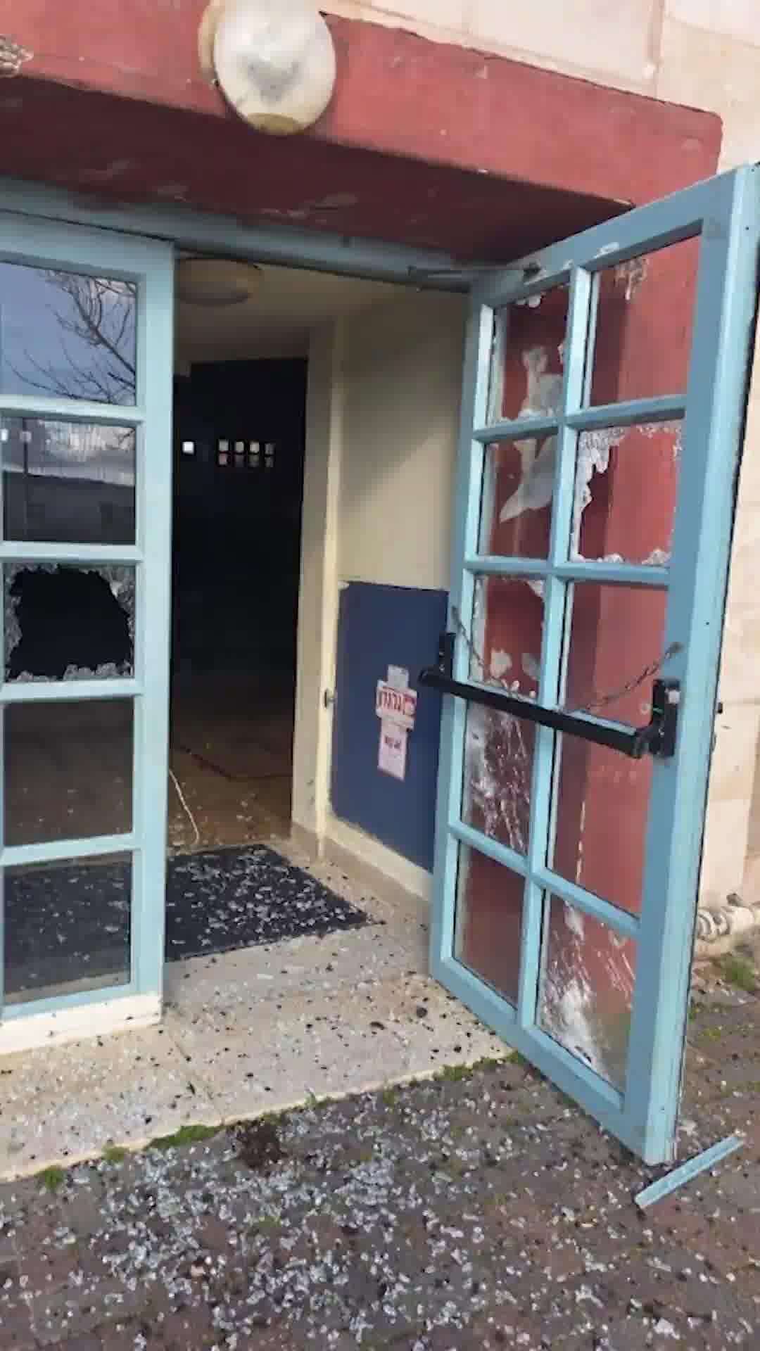 אחרי המטח לצפון: נזק לבית ספר בכרמיאל בעקבות נפילת רסיסים