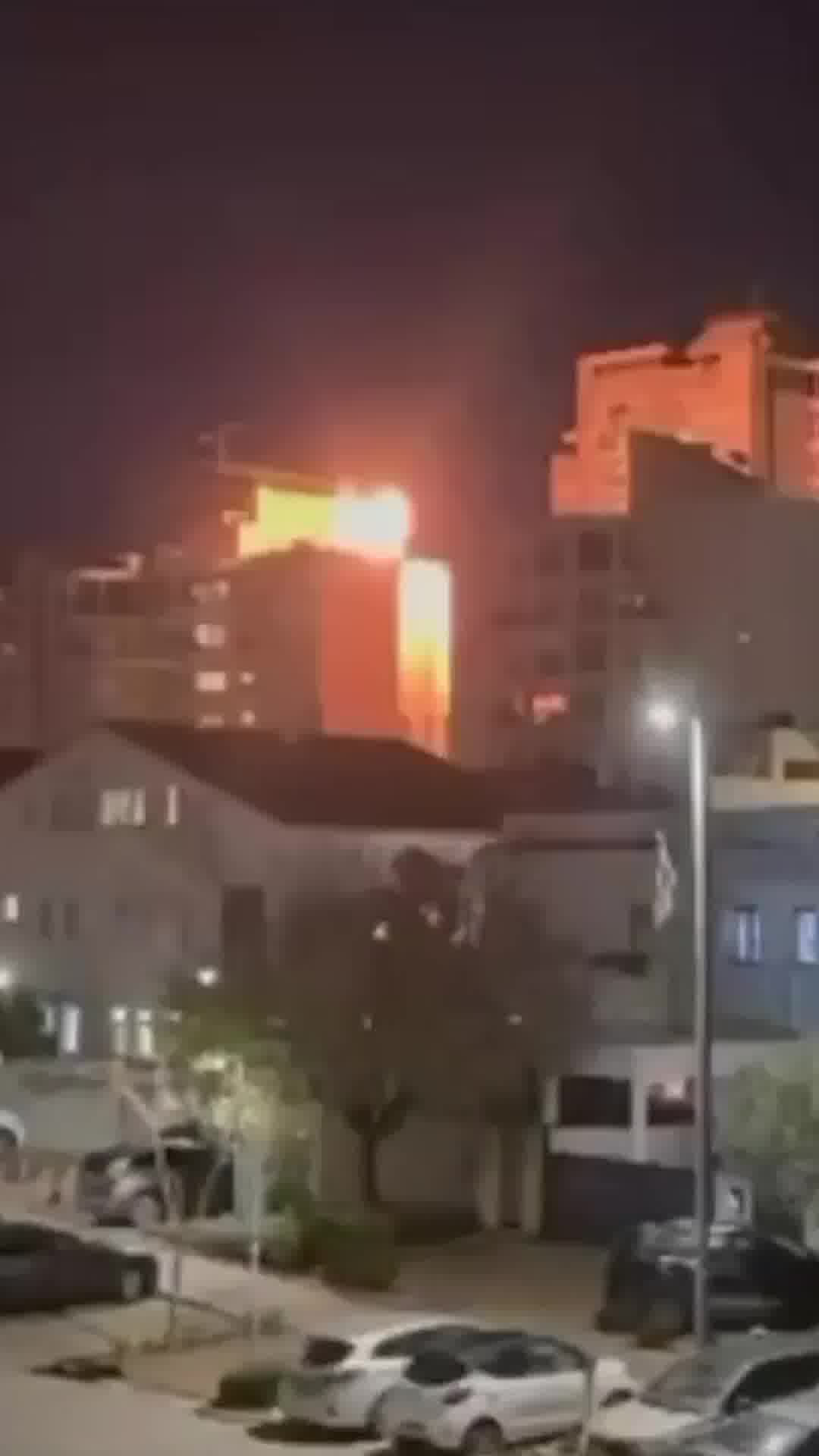 תיעוד: רגע פגיעת טיל מצרר בבניין בגבעת שמואל | פרסום באישור הצנזורה