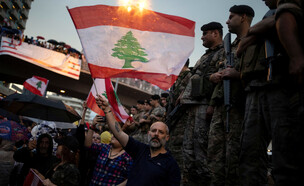 צבא לבנון ומפגינים עם דגל לבנון (צילום: רויטרס)