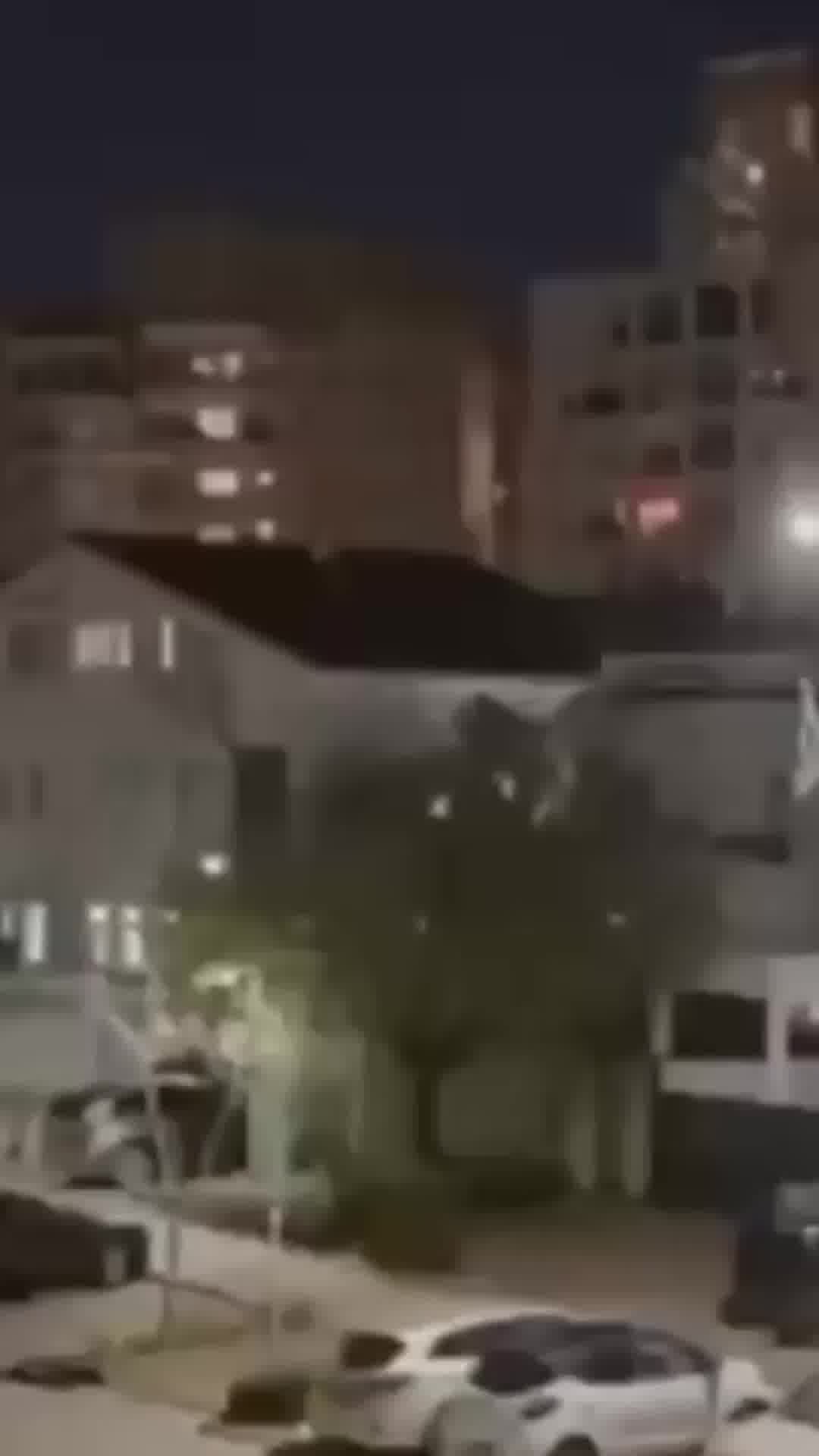 רגע פגיעת שברי היירוט בבניין