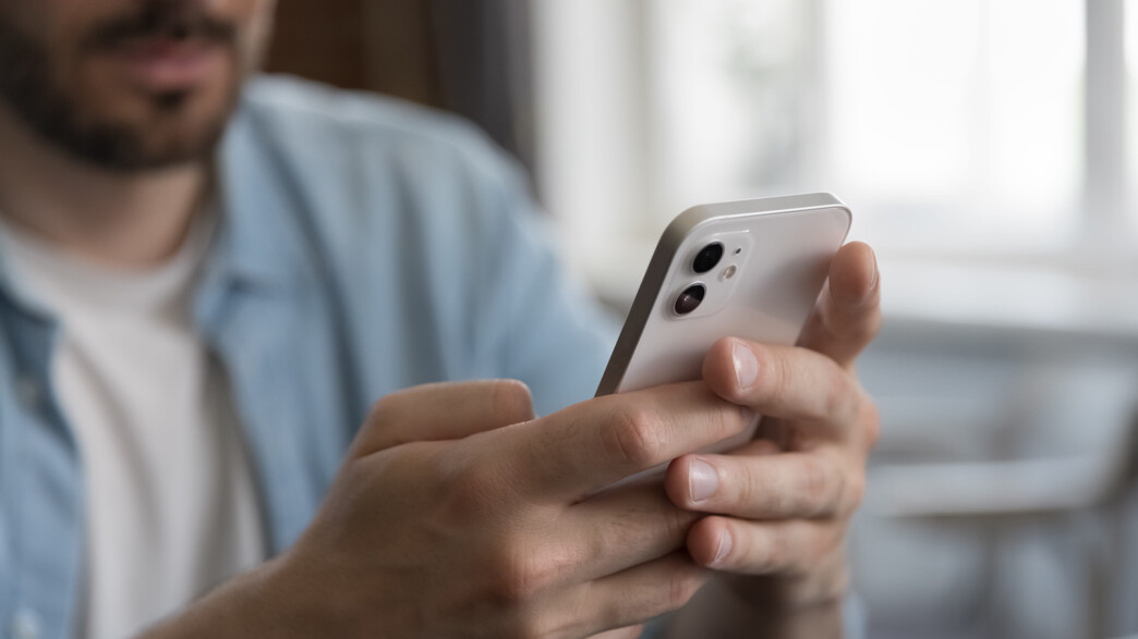 איש עם אייפון, אילוסטרציה