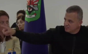 ראש עיריית רמת גן מפטר את סגנו בישירת מועצה