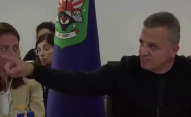 בשידור חי: ראש העירייה פיטר את סגנו