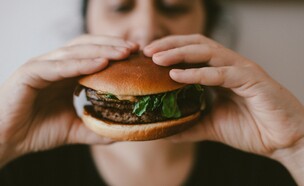 אוכלת המבורגר (צילום: unsplash)