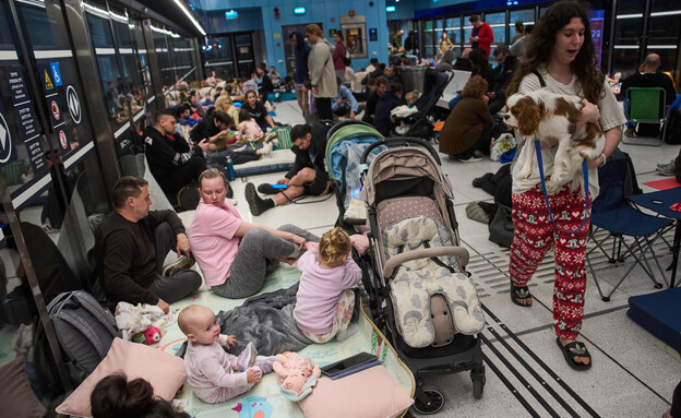 אזרחים במחסה בחניון בתל אביב (צילום: ap)