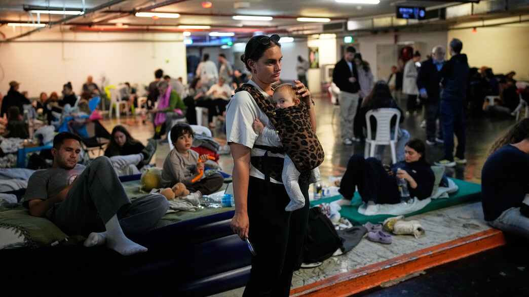 אזרחים במחסה בחניון בתל אביב