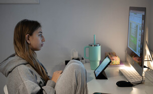 תלמידה לומדת לבגרות במתמטיקה בזמן מבצע שאגת הארי, 23.3.2026 (צילום: חן לאופולד, פלאש 90)