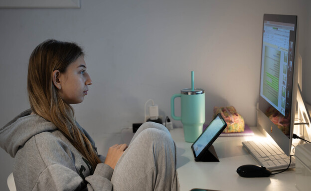 תלמידה לומדת לבגרות במתמטיקה בזמן מבצע שאגת הארי, 23.3.2026 (צילום: חן לאופולד, פלאש 90)