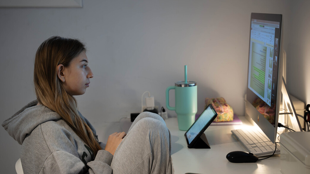 תלמידה לומדת לבגרות במתמטיקה בזמן מבצע שאגת הארי, 23.3.2026 תלמידה לומדת לבגרות במתמטיקה בזמן מבצע שאגת הארי, 23.3.2026