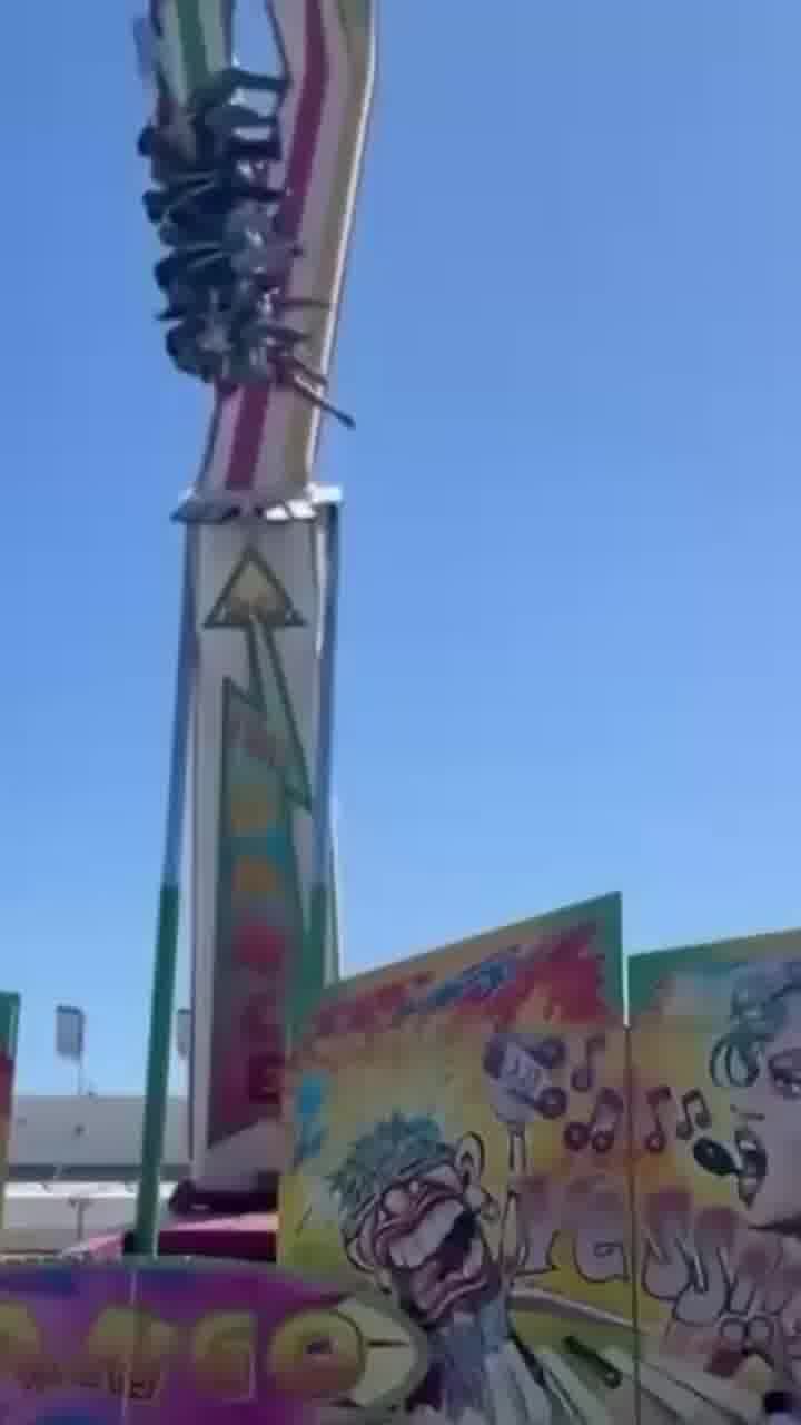 מתקן שעשועים בטקסס נתקע באמצע במשך דקות ארוכות. אף אחד לא נפל