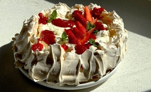 פבלובה משפחתית חגיגית  (צילום: יעל קצב, mako אוכל)