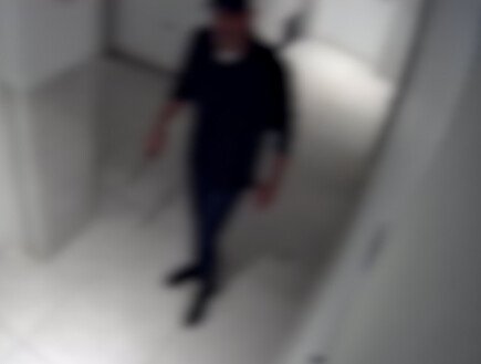 תיעוד: גבר הסתובב בתוך בניין בנהריה עם סכין קצבים וגרם לבהלה
