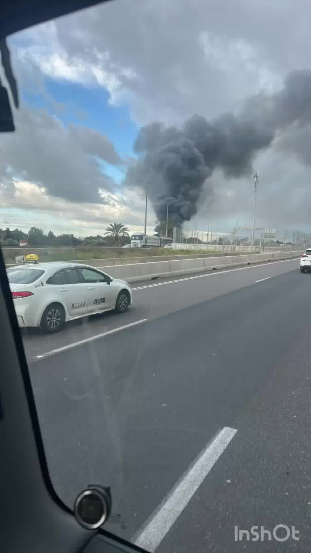ענן העשן שהלחיץ את תושבי המרכז: שריפה פרצה בהאנגר במושב ישרש