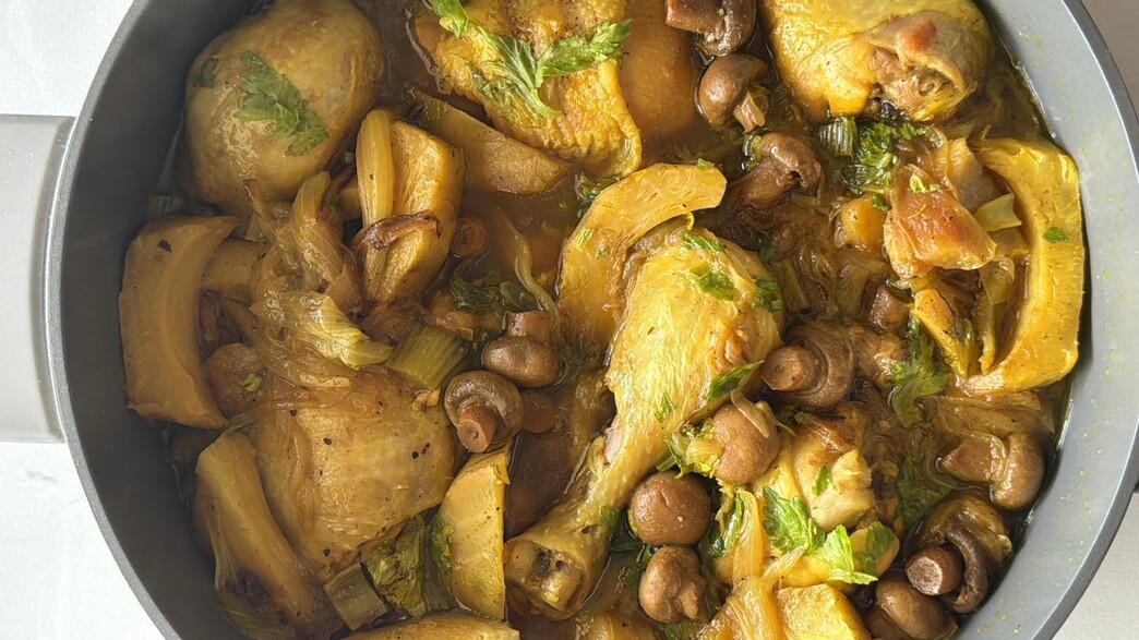 עוף חגיגי עם תחתיות ארטישוק ופטריות עוף חגיגי עם תחתיות ארטישוק ופטריות