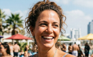 אישה במסיבת בריכה (AI: mako)