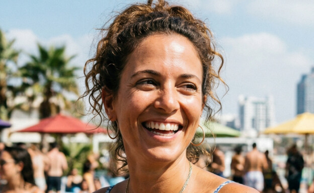 אישה במסיבת בריכה (AI: mako)