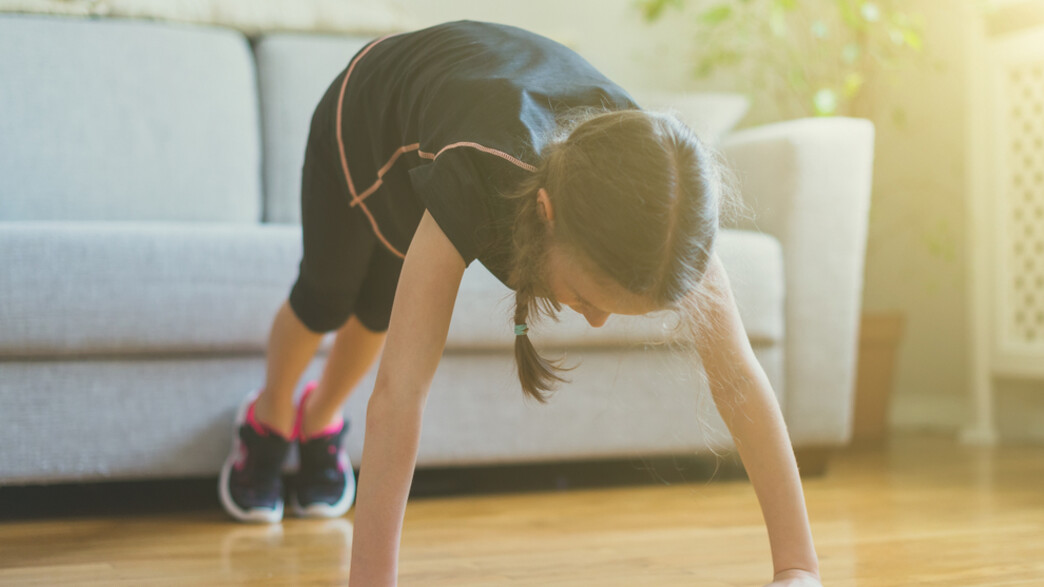 ילדה מבצעת שכיבות סמיכה ילדה מבצעת שכיבות סמיכה