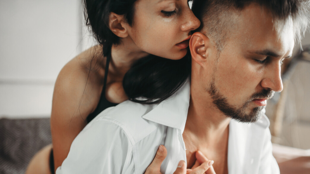 אישה מחבקת גבר מאחור אישה מחבקת גבר מאחור