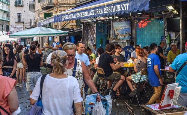 מסעדה תיירים נאפולי איטליה